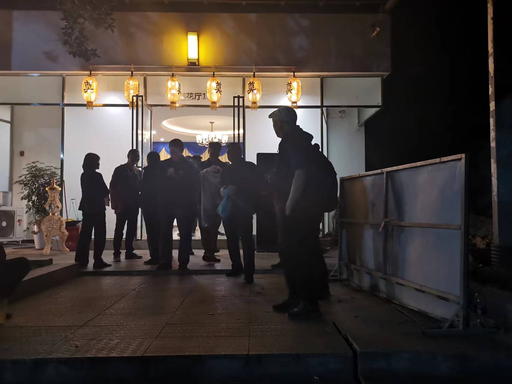 29日凌晨，前来送别马识途的人们于殡仪馆莲花厅前  摄影 樊希安