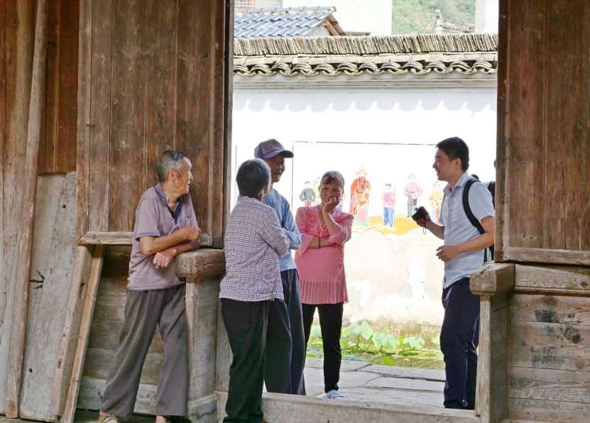 邹怡在祁门马山采访目连戏老演员，2023年9月24日（李甜摄）