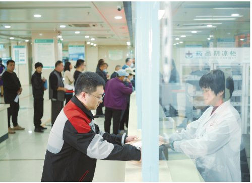 　　在寿光综合医院结算窗口，城乡居民可享受实时报销服务。　受访者供图