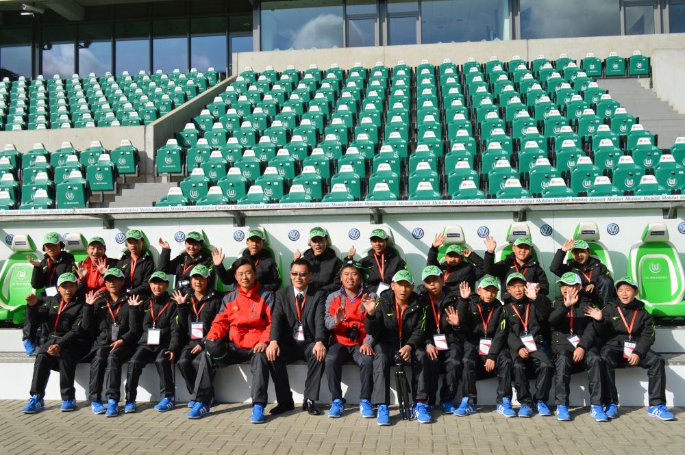 这是当年赴德国的志丹县少年足球队合影，前排左六为丁常保。图片由受访者提供