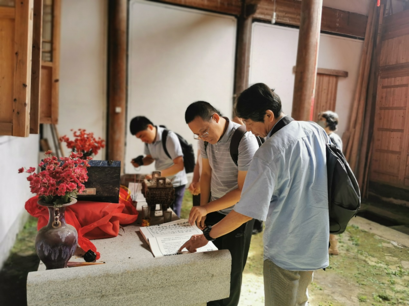 黄忠鑫与日本学者伊藤正彦教授在祁门履和祠，2023年9月24日（王振忠摄）