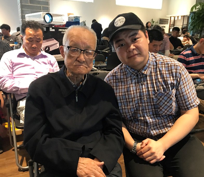2018年5月6日作者与沈老在苏州古旧书店，李军先生摄