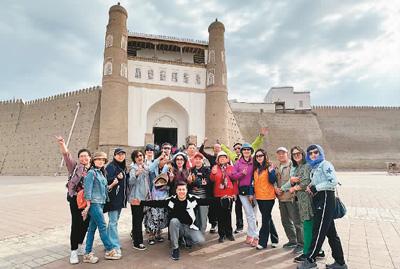 中国游客在乌兹别克斯坦布哈拉古城游览。众信旅游供图