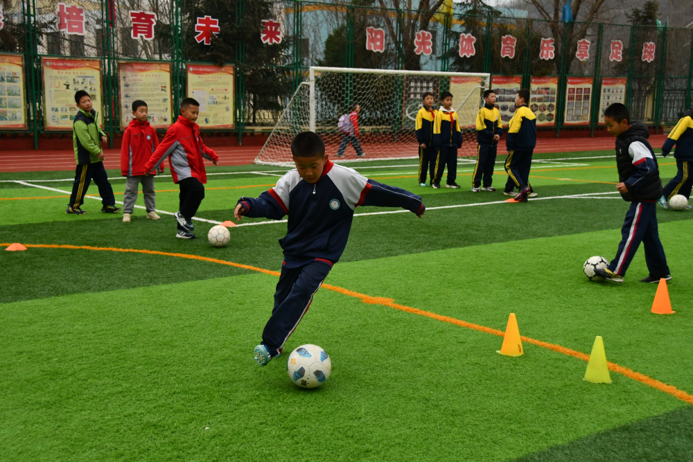 志丹县刘志丹红军小学男足校队在早上进行日常训练。