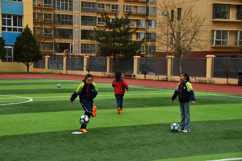 志丹县红都小学女足校队在早上进行日常训练。