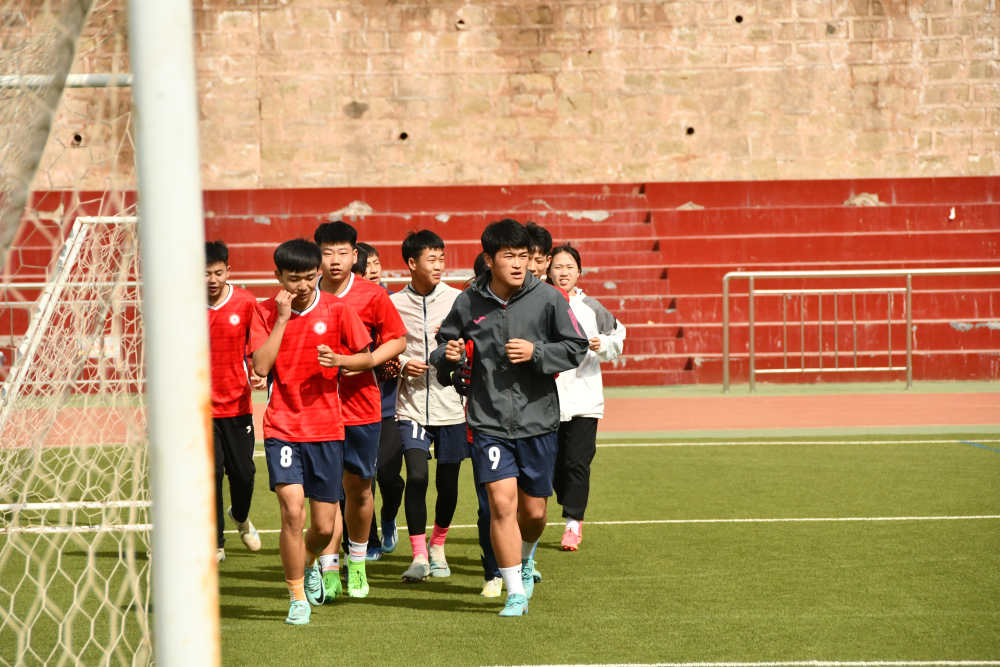 志丹青少年足球运动学校学生在进行训练。