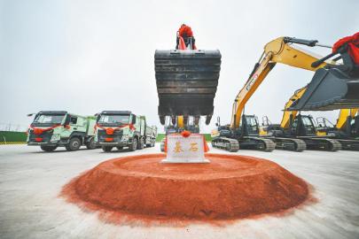 　　3月27日，京东方投建的国内首条、全球首批第8.6代AMOLED生产线项目，在成都高新区奠基。 京东方供图