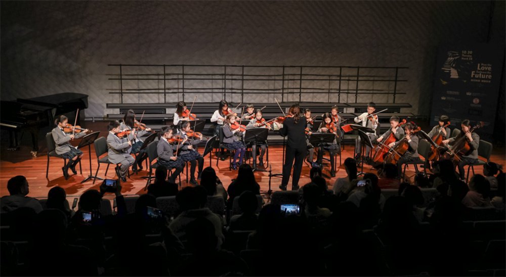 来自上海虹桥国际外籍人员子女学校和新加坡外籍人员子女学校的弦乐表演。