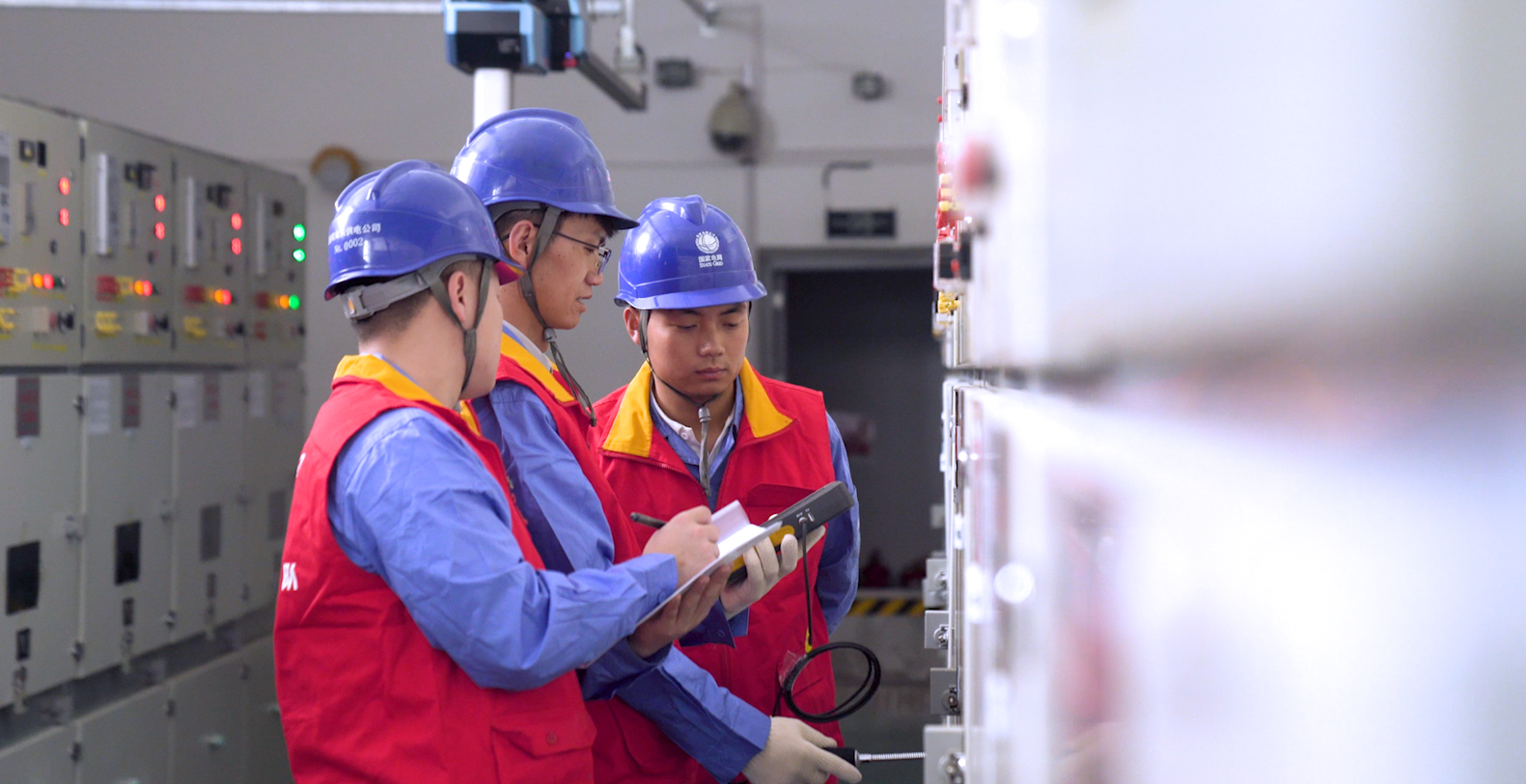国网海东供电公司电气试验班员工前往民和县110千伏米拉湾变电站开展