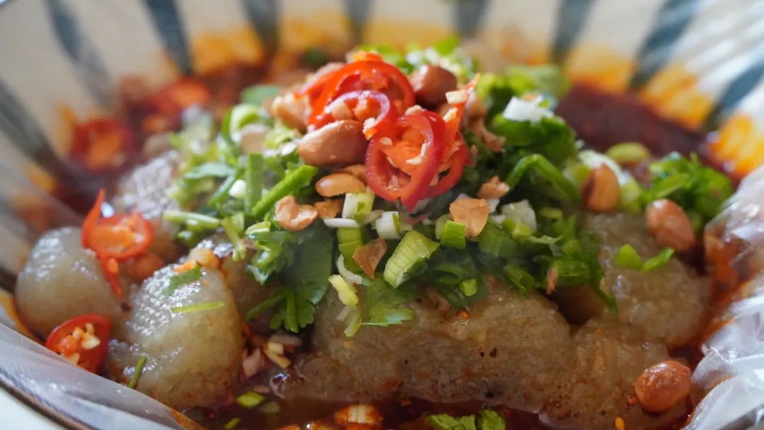 麻辣烫里的洋芋丸子.(图/微博@甘肃银行)