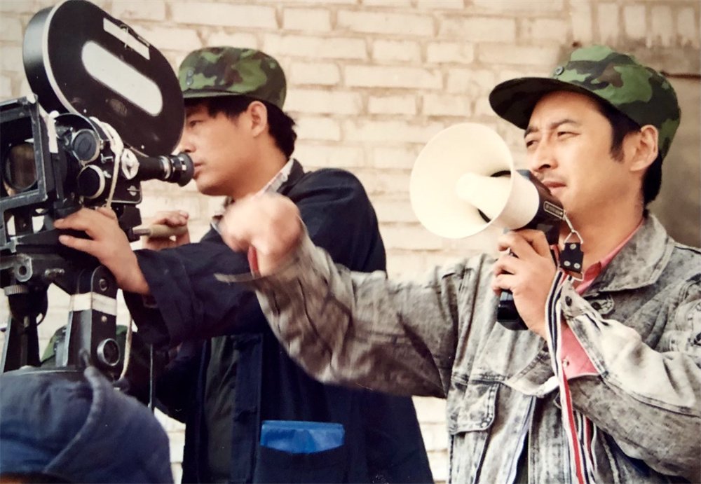 1989年《焦裕禄》拍摄现场，导演王冀邢（右一）