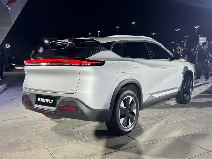 又一款l7来了 东风风神发布首款phev车型:东风风神l7