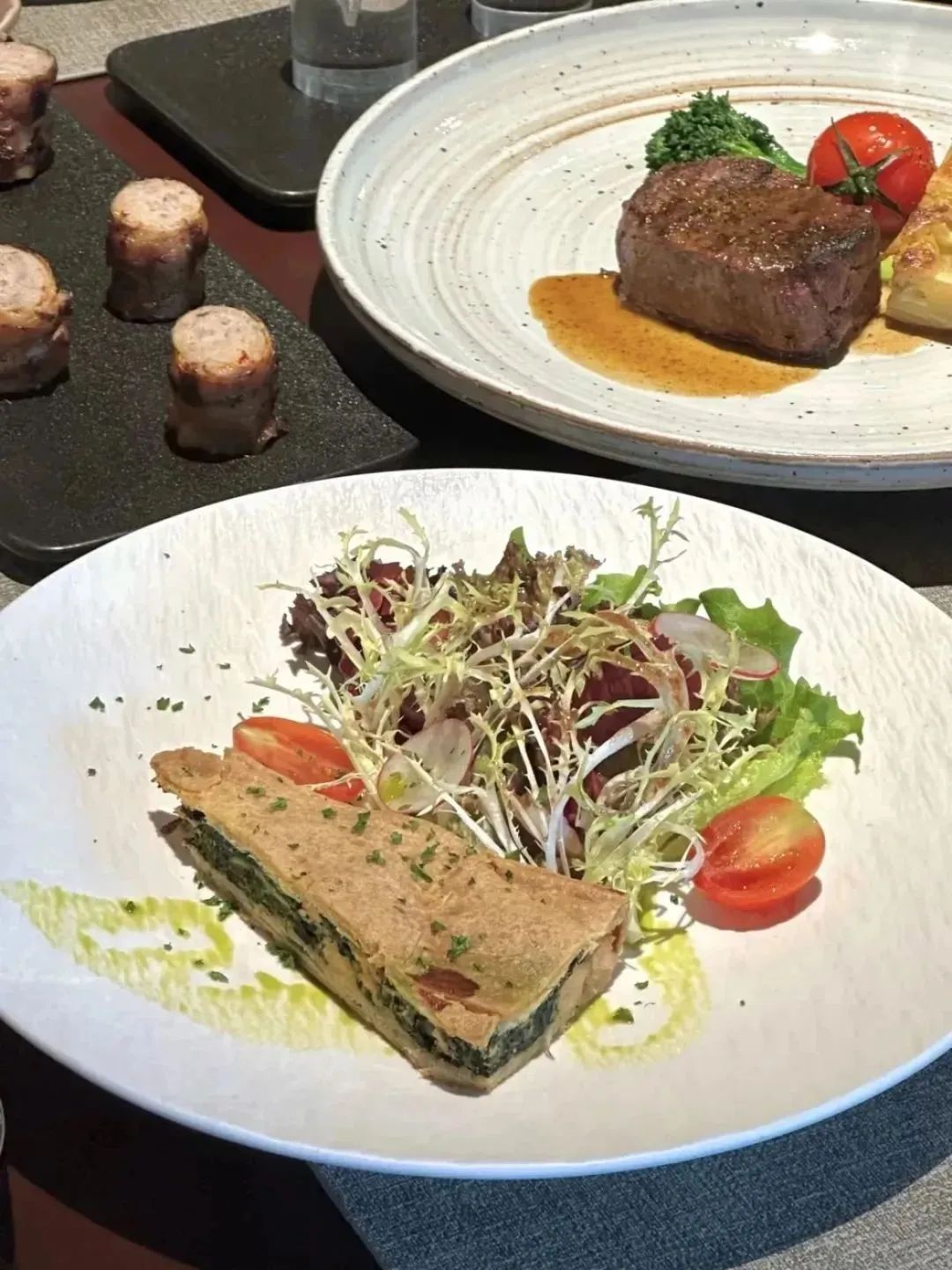 位于三里屯北小街的la seine塞纳河西餐厅坐落在被称为"东方塞纳河"的