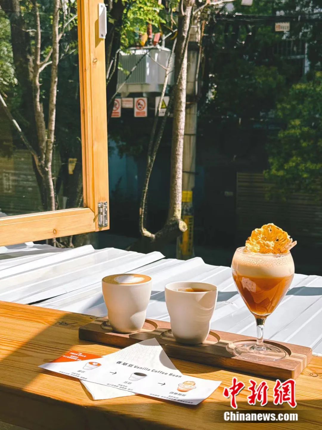 昆明一咖啡馆 罗婕 摄可以在百条花树大街间来一场畅快的citywalk也