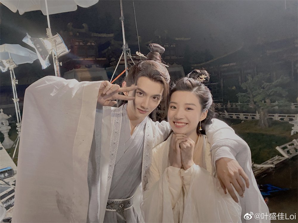 看那颗星星正在发光