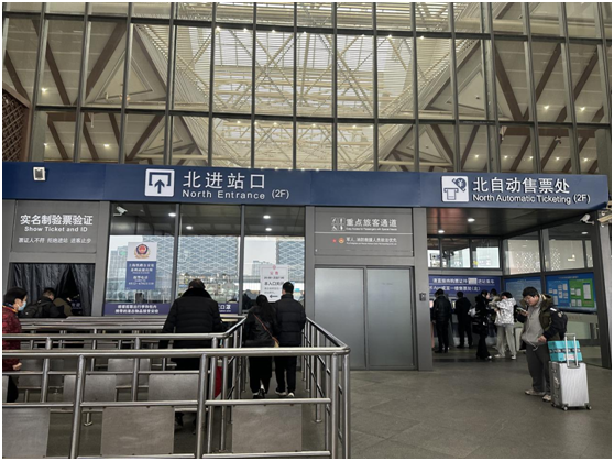 (北广场一楼进站口)苏州火车站有三个进站口,分别是:北广场一楼进站口