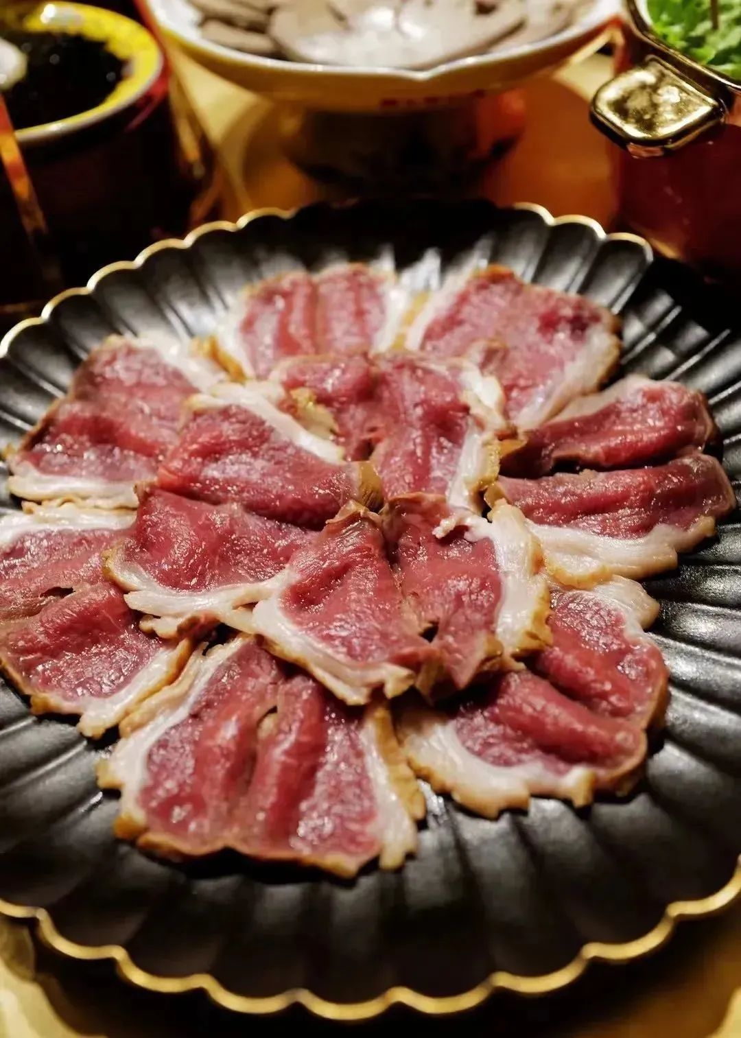 肉食控的福音最鲜嫩的厚切羊上脑新鲜到倒盘不散的手切鲜羊肉这里有多