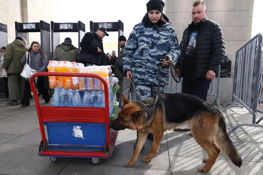 当地时间3月26日,莫斯科,警察在展览中心入口处检查.图/视觉中国