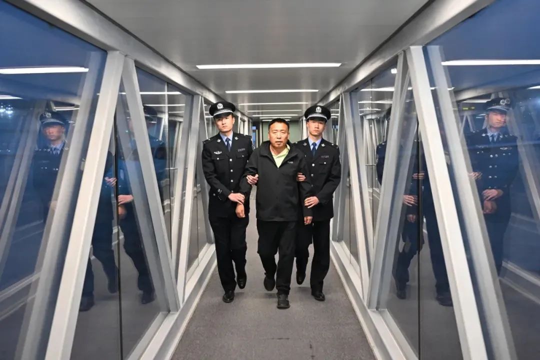 市中级人民法院一审公开开庭审理了辽宁省沈阳市人大常委会原党组书记