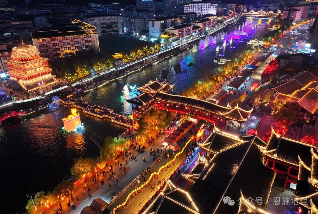 宋文 摄亮点:景城一体 夜色斑斓宣恩仙山贡水旅游区距离恩施市区约80