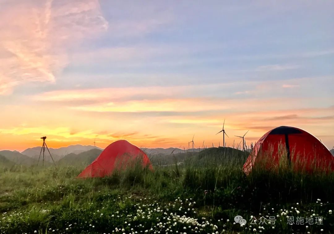 《齐岳露营》 江汉 摄《齐岳山下南坪风光》 姚进 摄位于利川市西部