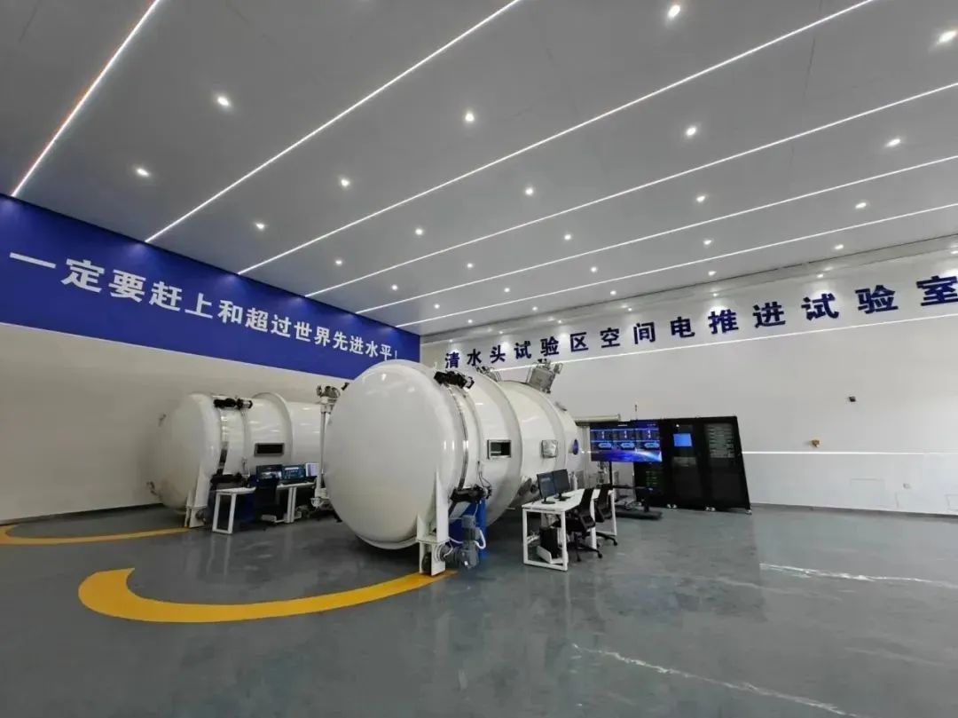 最先进的设计理念和技术手段,包括模拟10-5pa 级空间环境的真空系统