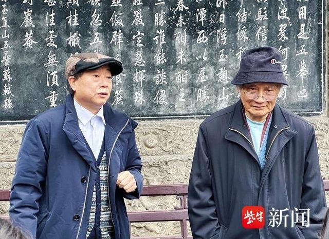 当日,春雨霏霏,特长班学子在刘洪友教授和讲解员的带领下从碑林大厅