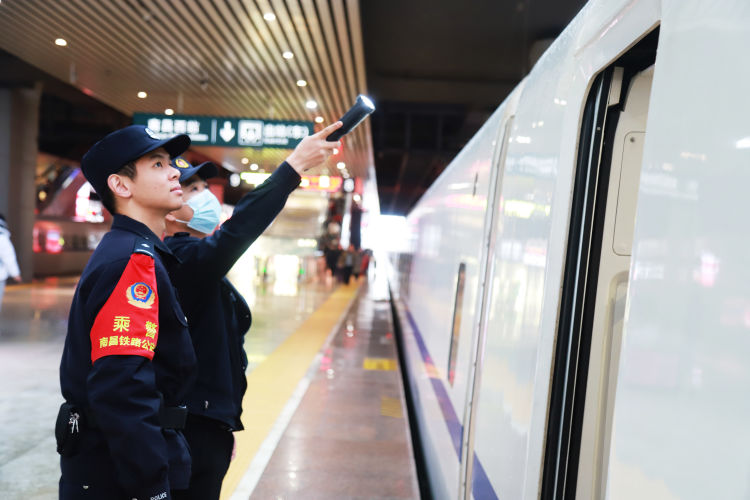 两个电话先后打进来,极有可能是嫌疑人自导自演……|乘警_新浪财经