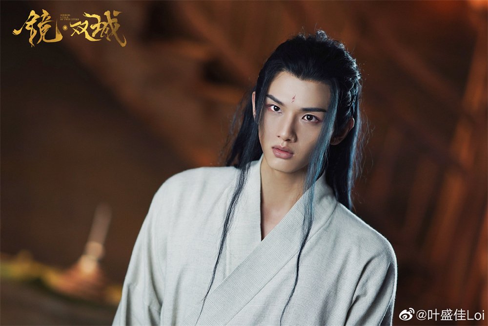 比较出圈的长剧配角,有《镜·双城》中,饰演鲛人复国军的左权使,后来