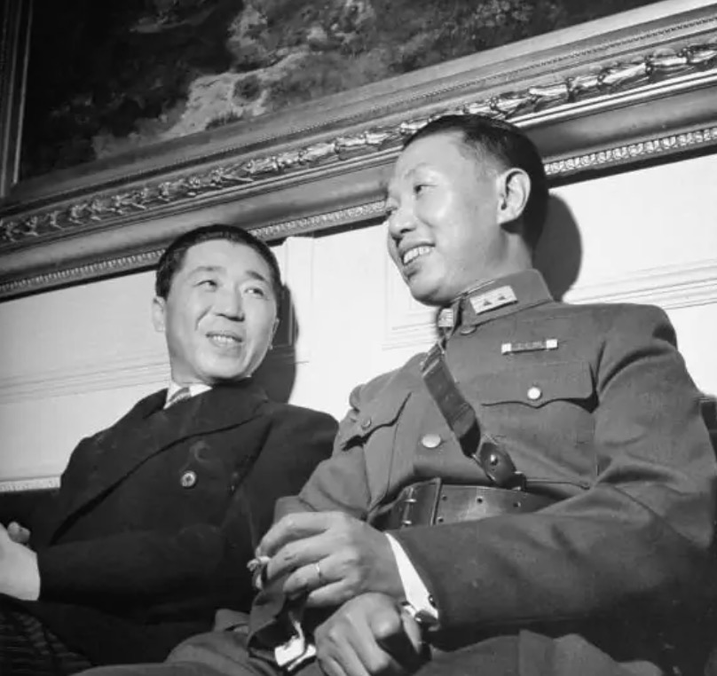 1942年熊式辉（右）与驻美大使魏道明