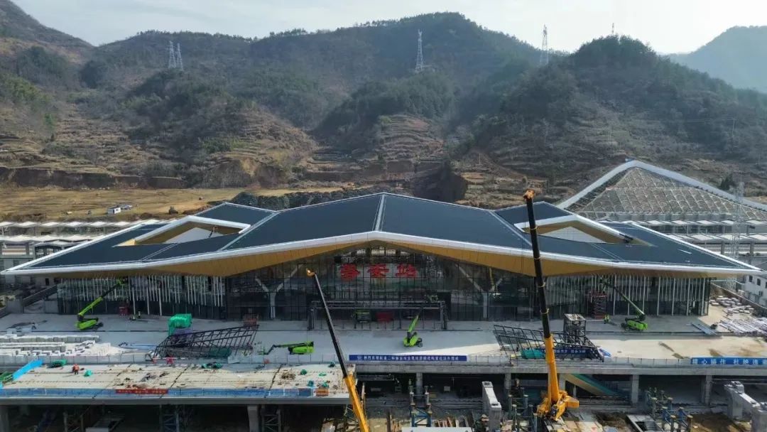 磐安站建设现场仙居站建设现场杭温高铁是长三角高速铁路网的重要组成