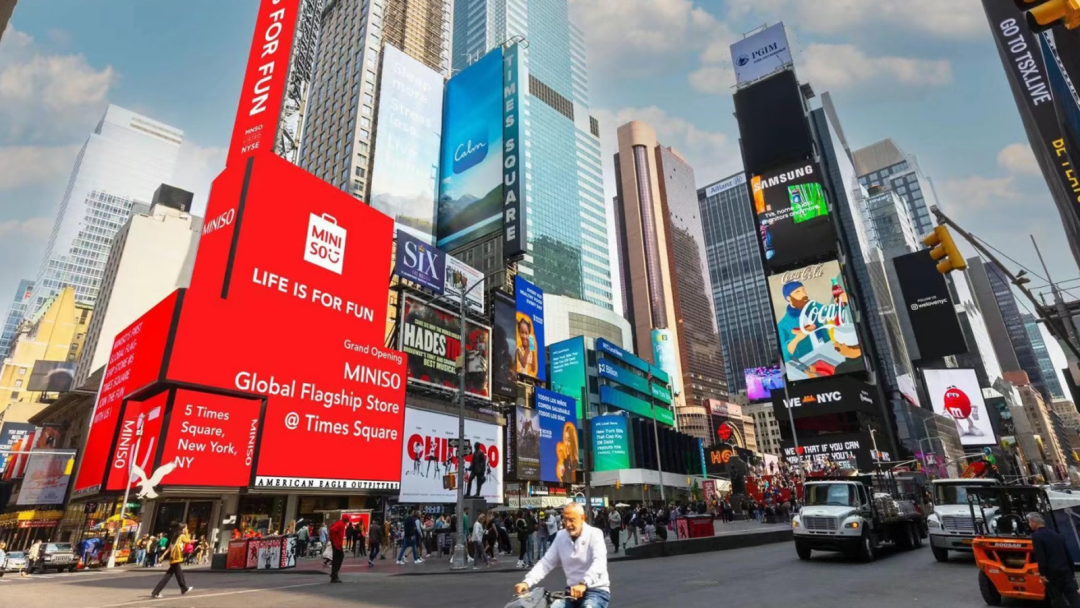 美国纽约曼哈顿的时代广场,被誉为"世界的十字路口".