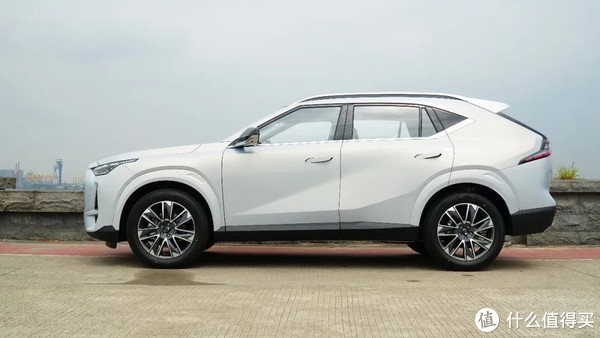 10万的家用suv ,4.7米大5座,177马力,8个气囊,值不值?-新浪汽车