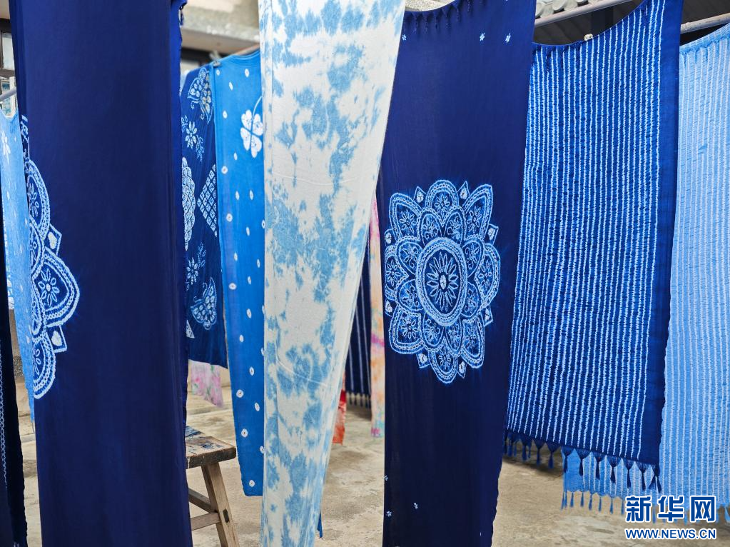 晾晒在璞真白族扎染博物馆中的扎染成品 刘东 摄