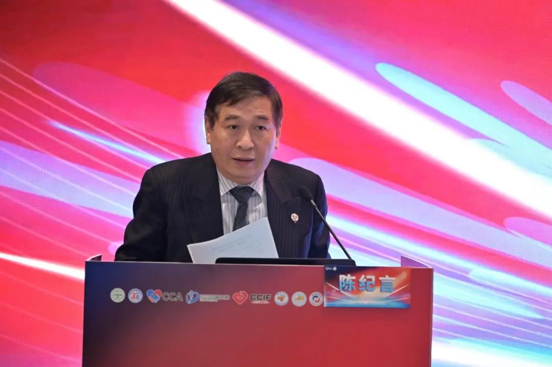 图:陈纪言教授发表大会致辞