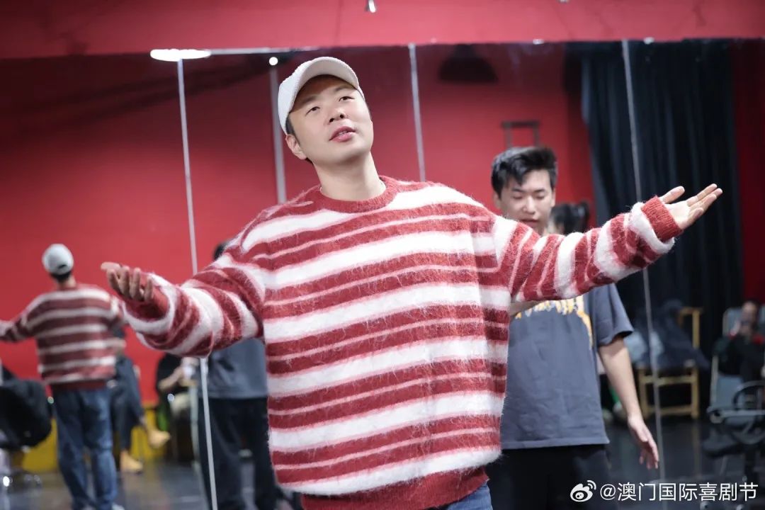 跟做主持时逗大家笑一样,杜海涛觉得演喜剧也要真实地表达,"你真的是