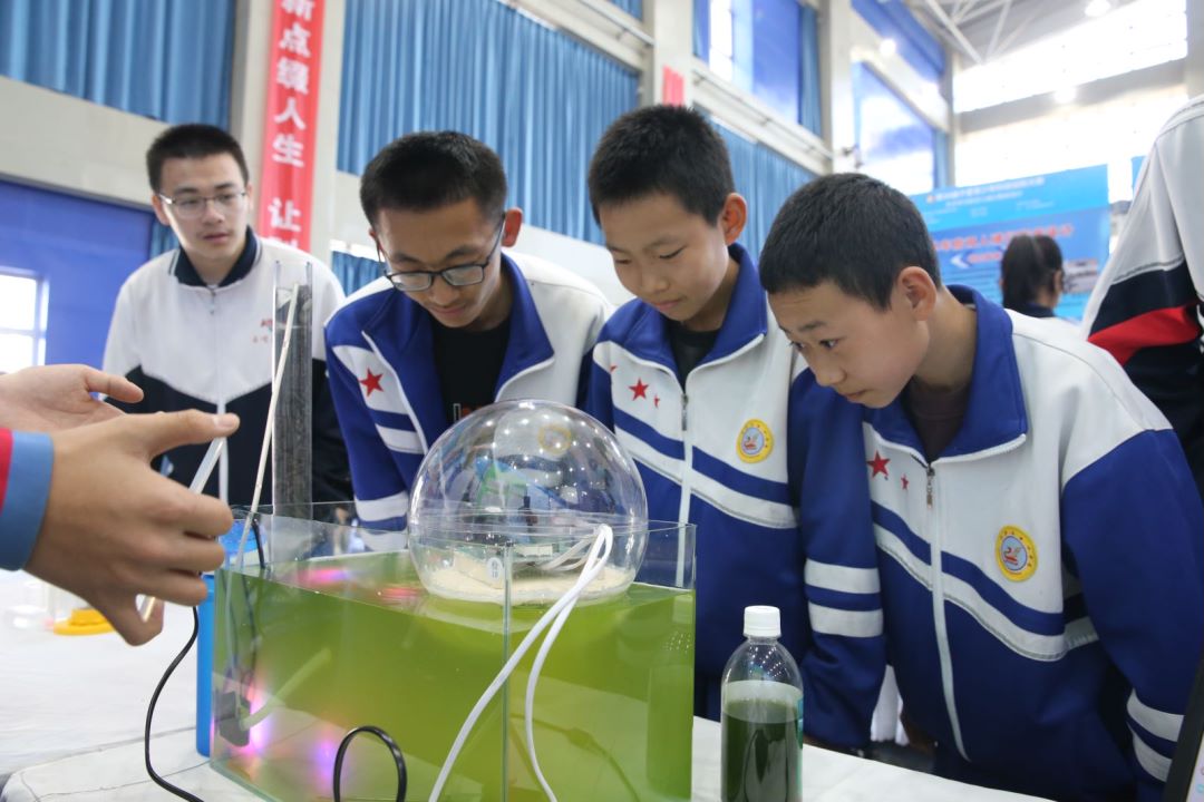 图为青少年科技创新成果竞赛现场.
