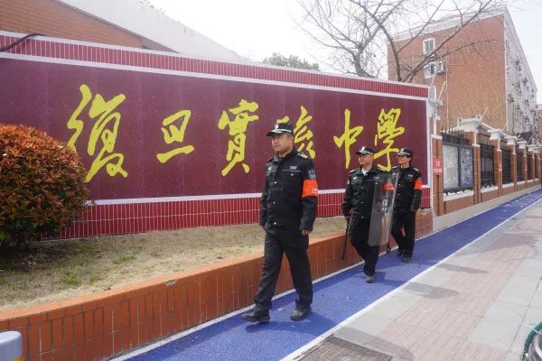 复旦实验中学外,平安员正在巡逻.陈佳琳 摄