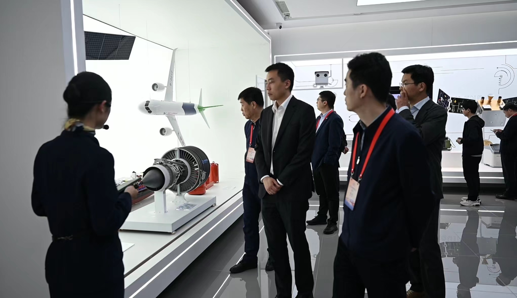 央企代表们走进大零号湾科创大厦.