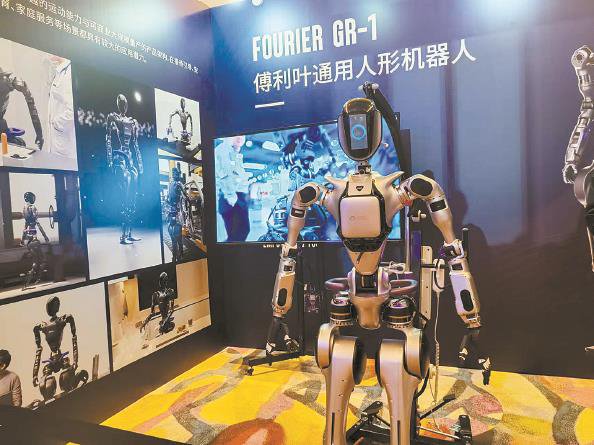 傅立叶人形机器人帅气亮相  本报记者  孙云  摄会360度翻身跳跃的多