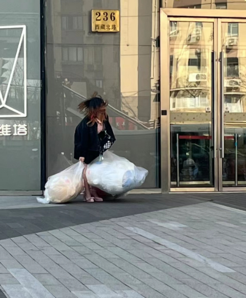 凌晨一大批网友冲出家门熬通宵排长队就为了抢它有