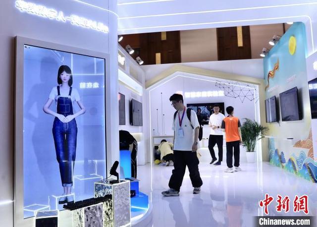 第十一届中国网络视听大会现场，虚拟数字人亮相展区。中新社记者 王磊 摄