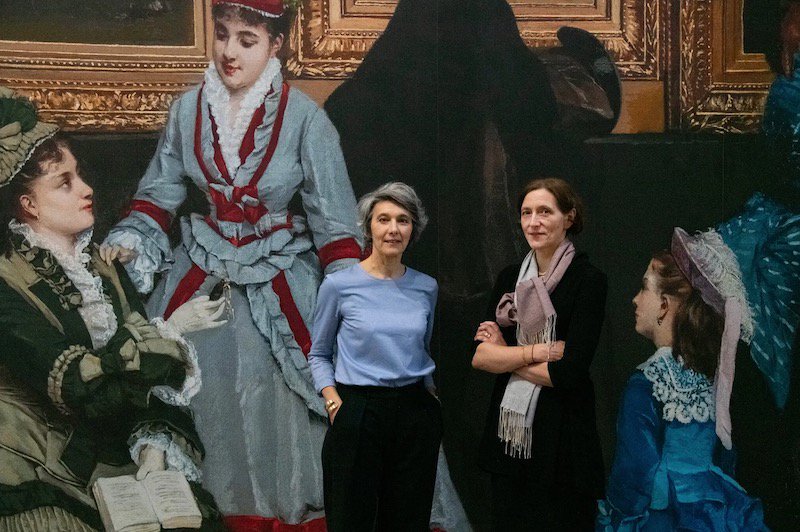 奥赛博物馆展览的联合策展人西尔维·帕特里（左）和安妮·罗宾斯（右）将这些作品置于1870年代的巴黎背景下