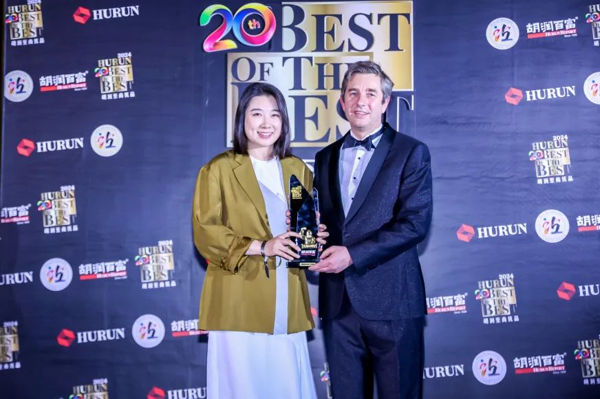 许旭峰,胡润吉博力nuna v combo智能座便器高端智能洁具新秀奖左起