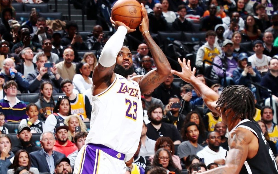 数据不说谎39岁詹姆斯比水花还准他本赛季三分究竟有多离谱