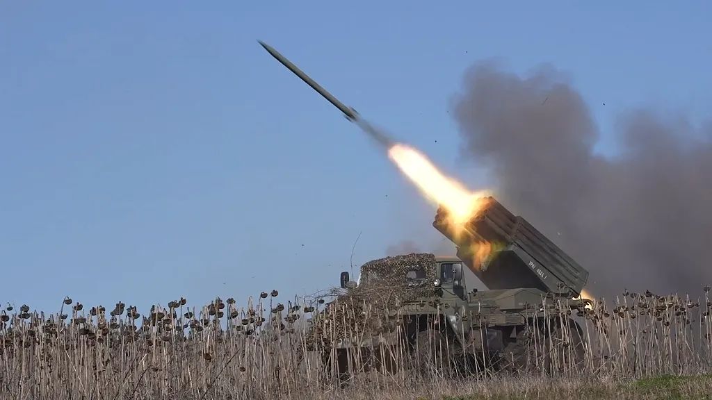 当地时间3月30日,俄罗斯军队的导弹系统向乌克兰阵地发射火箭弹.