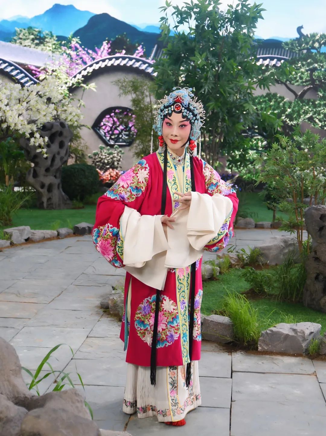 京剧电影《安国夫人》中董圆圆饰演梁红玉