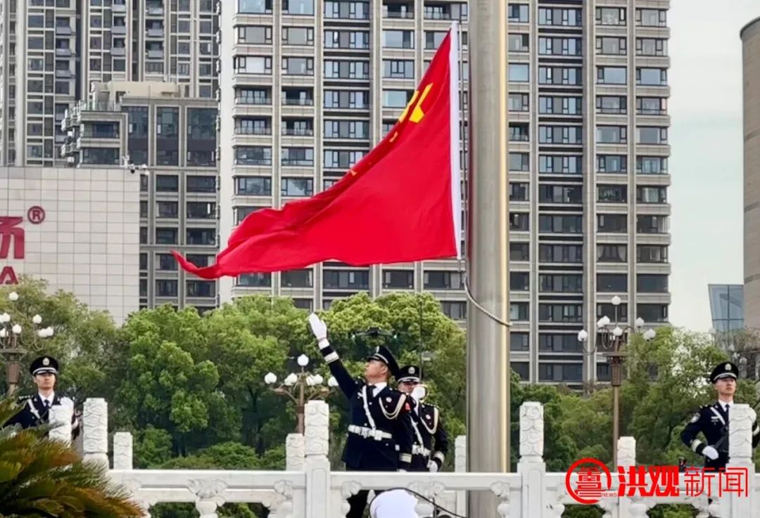 现场超燃!今晨,八一广场举行升国旗活动|朱敏_新浪财经_新浪网