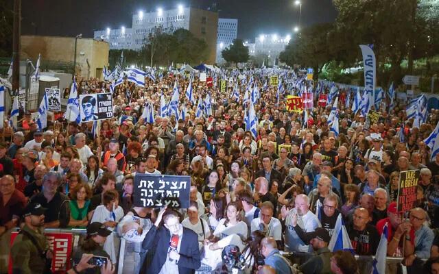 图为当地时间3月31日晚，数万民众在耶路撒冷举行大规模抗议活动  图源：外媒