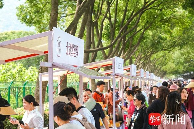 横街沈记青团点,虎丘三花茶,杜三珍卤菜,雷允上香囊,檀香扇厂苏式折扇